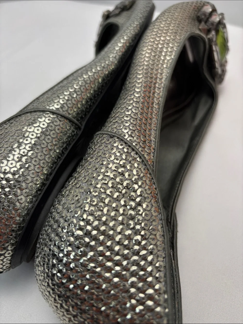 Kenneth‎ Cole Womens 9.5 Silver Peep-Toe Flats with Green Gem Accent #443